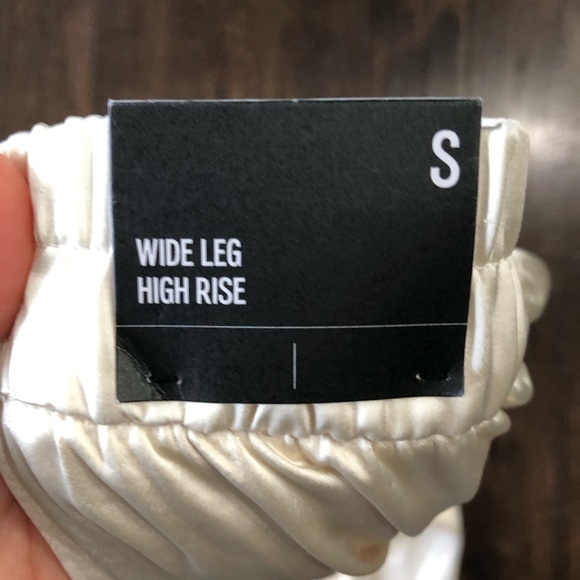 NWT Express Satin Pants Pleated Long Stylist High Rise Wide Leg Size S Ivory - Picture 6 of 6